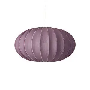 Burgunder oval pendel lampe med strikket tekstur, hænger fra sort ledning, moderne og skulpturel.